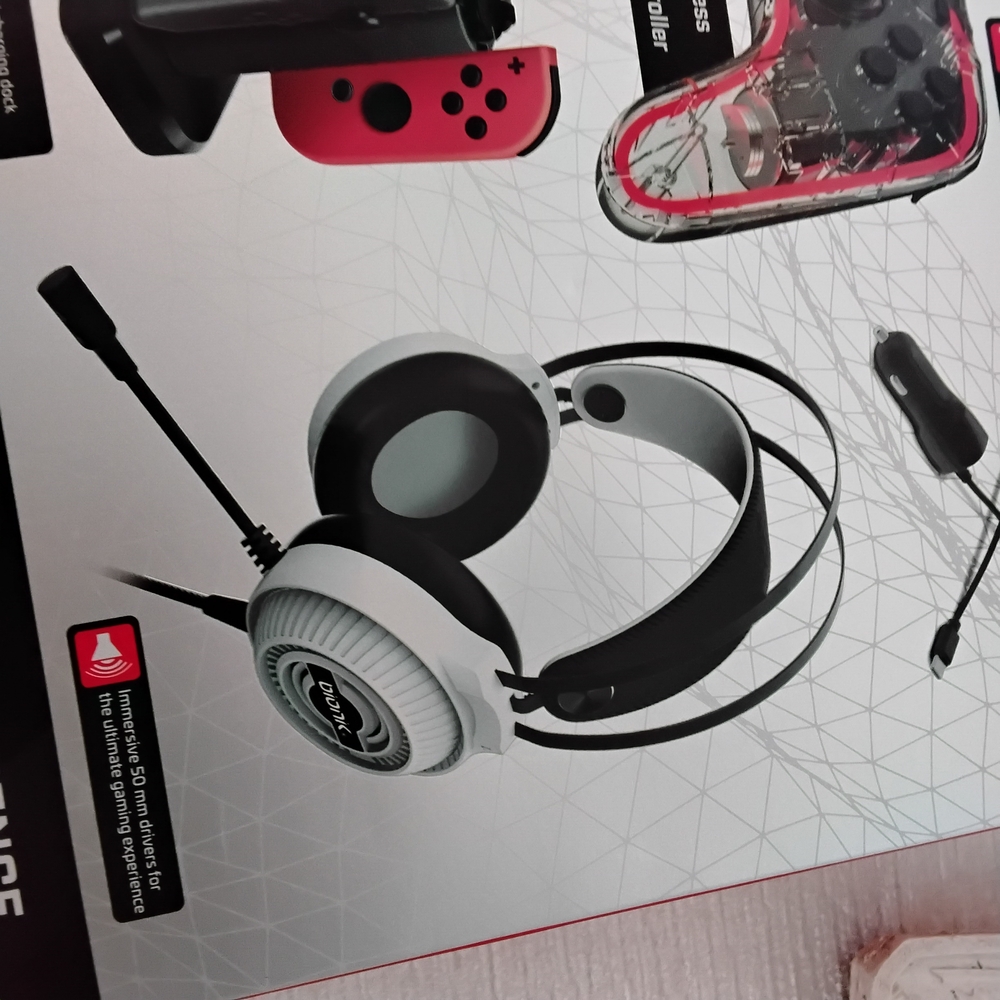 Nintendo Switch Pro Kit+ - Black and White - Picture 11 of 13